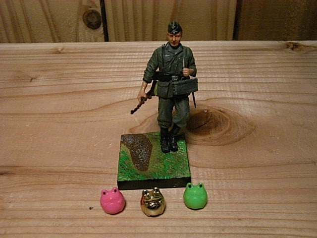画像1: このドイツ兵と3匹のカエルを見つけてください